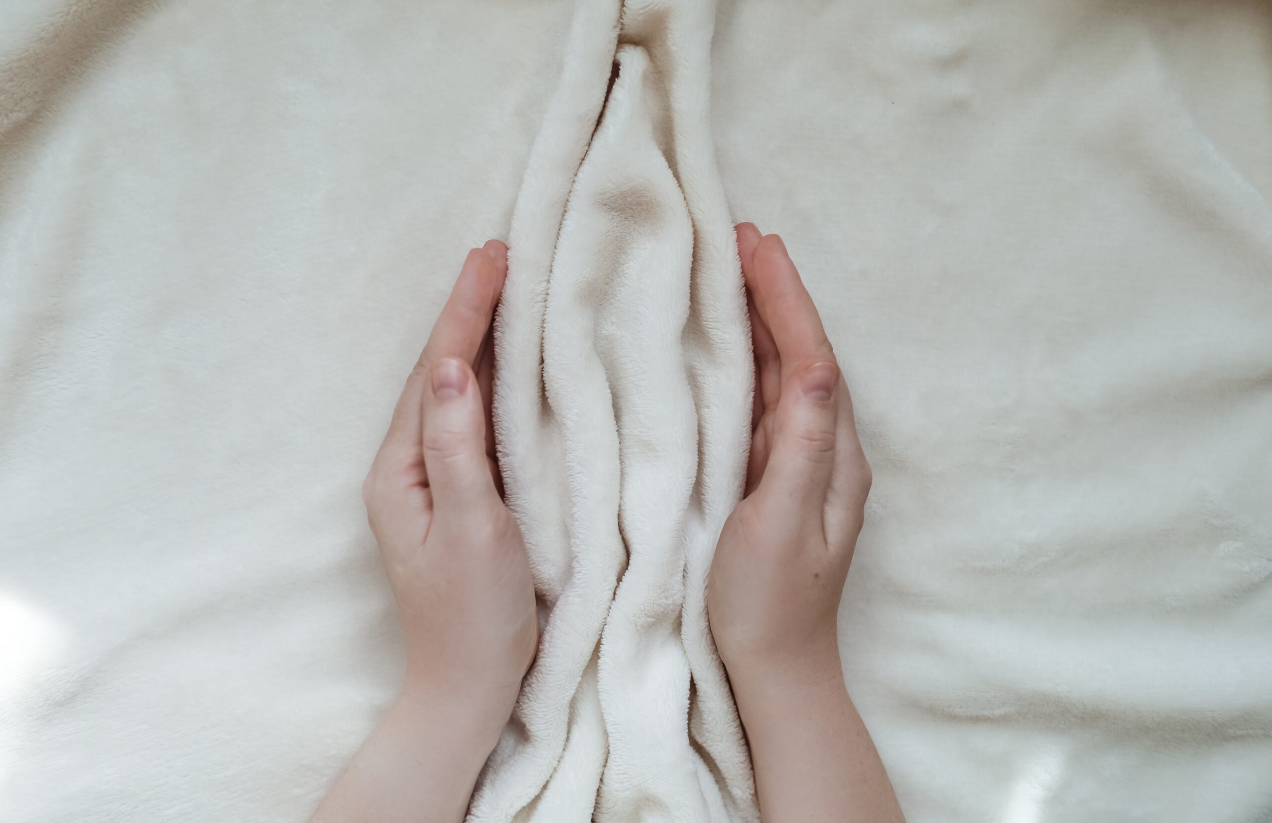 びらびらが片方だけ大きいのは大丈夫？原因・よくある悩み・施術方法を熊本の婦人科が解説